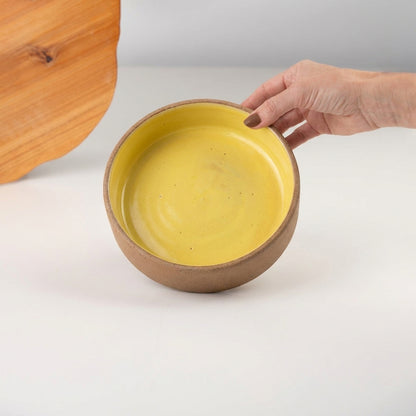 Bowl borda reta em cerâmica artesanal — tamanho 19cm x 4cm, argila Cappuccino, esmalte Amarelo Intenso