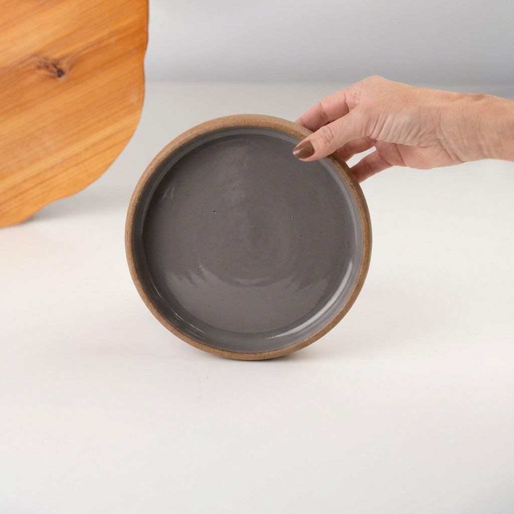 Bowl borda reta em cerâmica artesanal — tamanho 19cm x 4cm, argila Cappuccino, esmalte Grafite