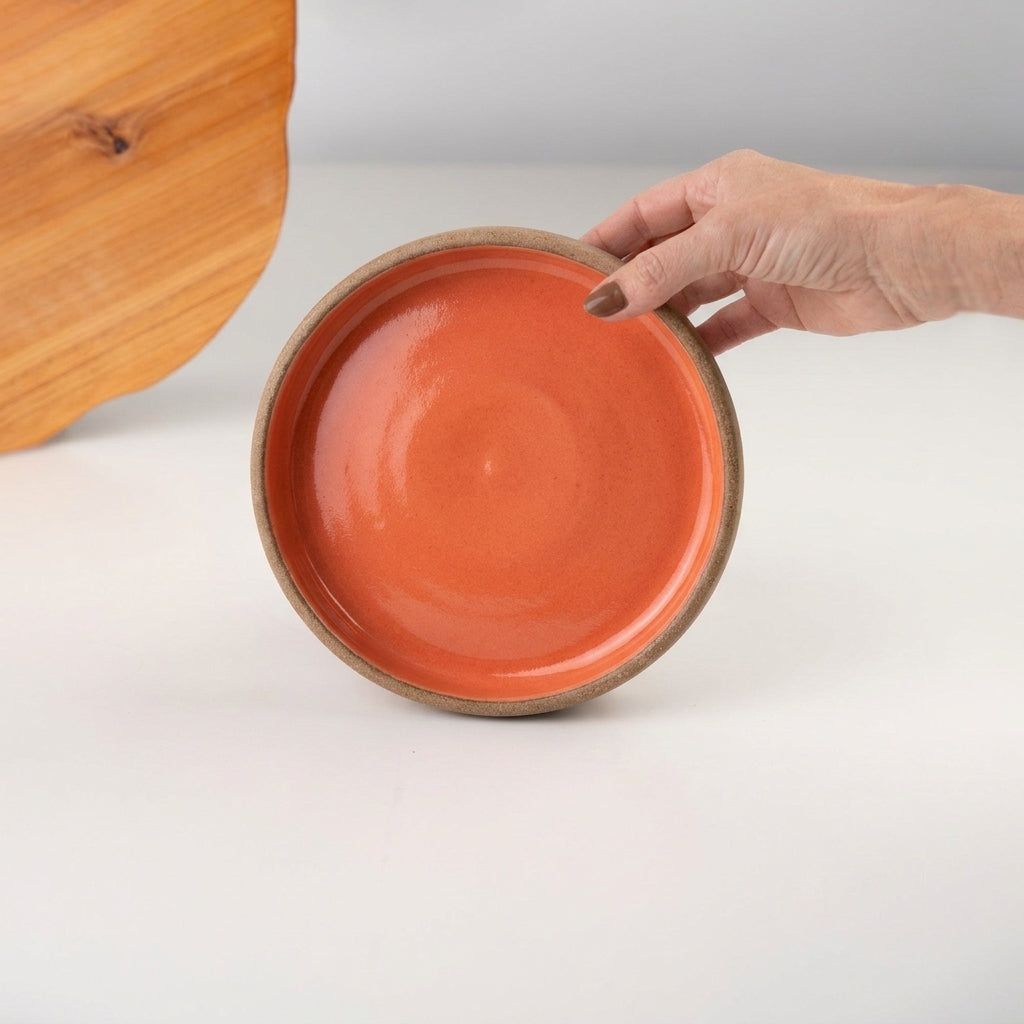 Bowl borda reta em cerâmica artesanal — tamanho 19cm x 4cm, argila Cappuccino, esmalte Laranja Intenso