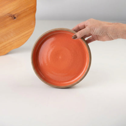 Bowl borda reta em cerâmica artesanal — tamanho 19cm x 4cm, argila Cappuccino, esmalte Laranja Intenso
