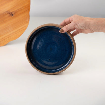 Bowl borda reta em cerâmica artesanal — tamanho 19cm x 4cm, argila Cappuccino, esmalte Lazuli