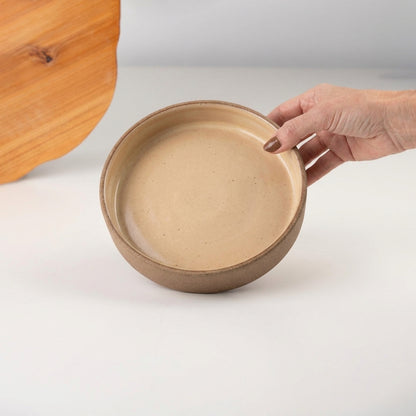 Bowl borda reta em cerâmica artesanal — tamanho 19cm x 4cm, argila Cappuccino, esmalte Pedra Sabão