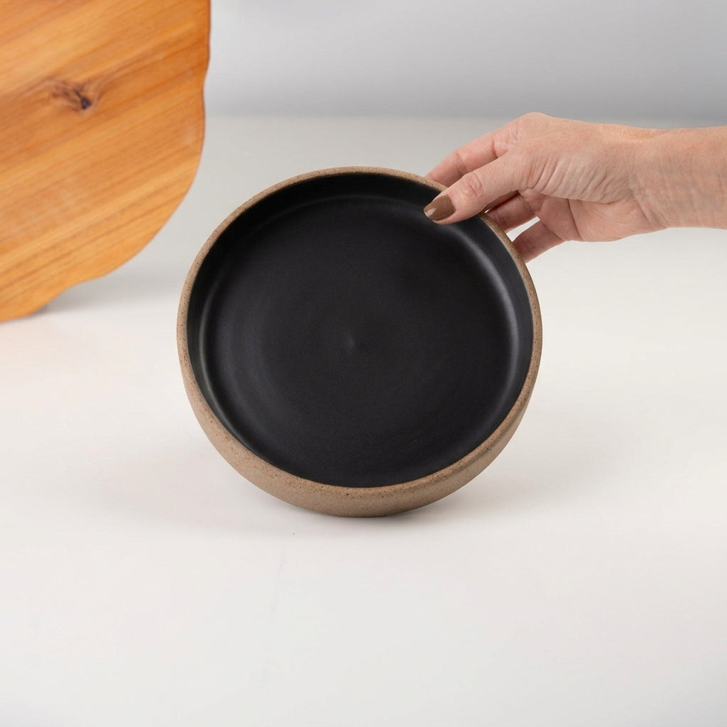 Bowl borda reta em cerâmica artesanal — tamanho 19cm x 4cm, argila Cappuccino, esmalte Preto Acetinado