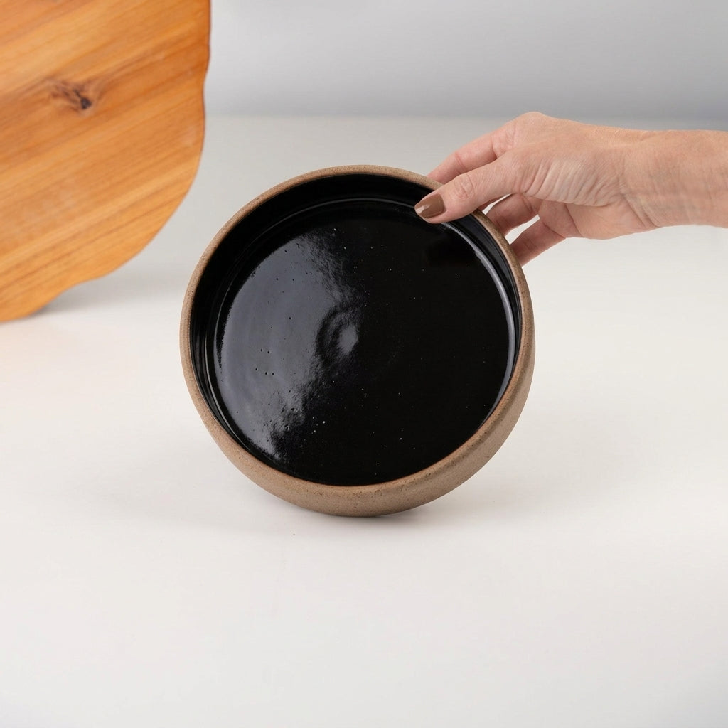 Bowl borda reta em cerâmica artesanal — tamanho 19cm x 4cm, argila Cappuccino, esmalte Preto Ébano