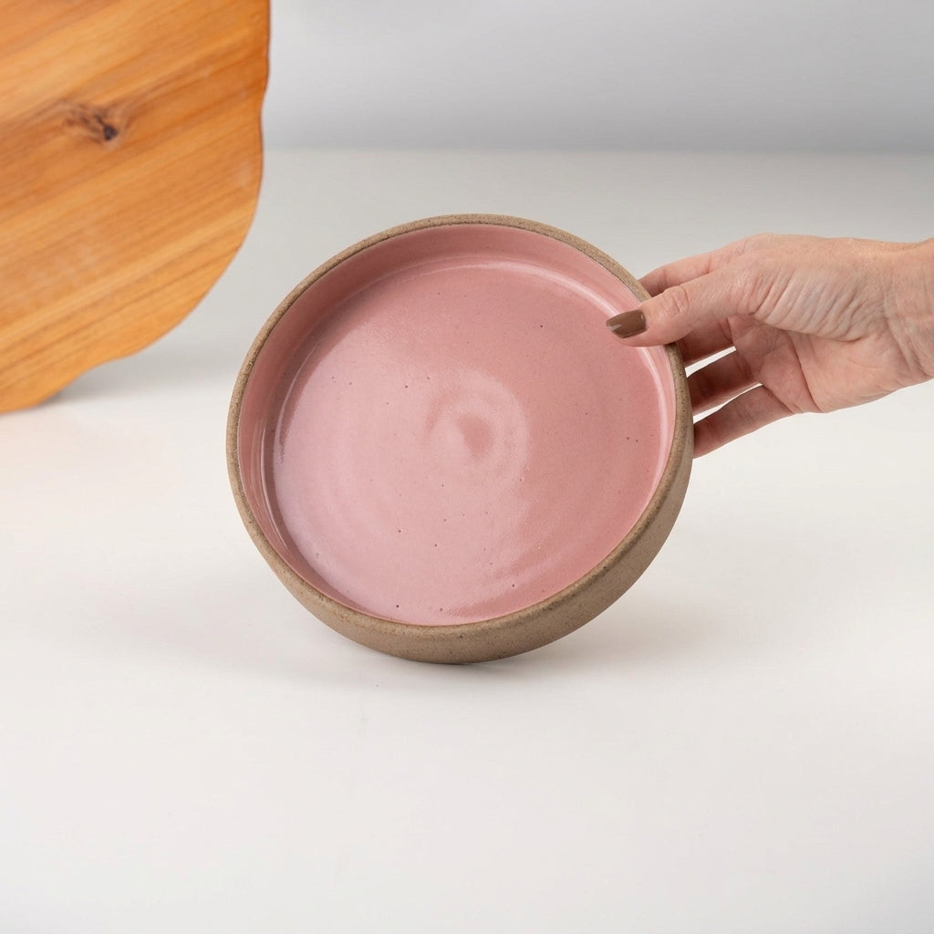 Bowl borda reta em cerâmica artesanal — tamanho 19cm x 4cm, argila Cappuccino, esmalte Rosa Barbie