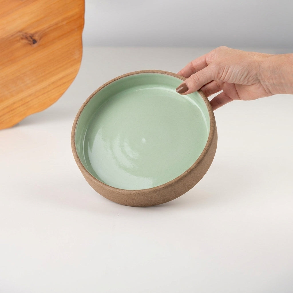 Bowl borda reta em cerâmica artesanal — tamanho 19cm x 4cm, argila Cappuccino, esmalte Verde Menta