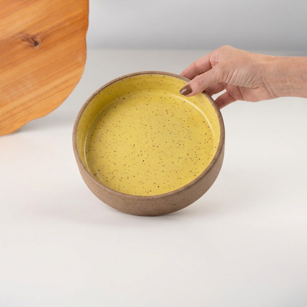 Bowl borda reta em cerâmica artesanal — tamanho 19cm x 4cm, argila Flocos, esmalte Amarelo Intenso