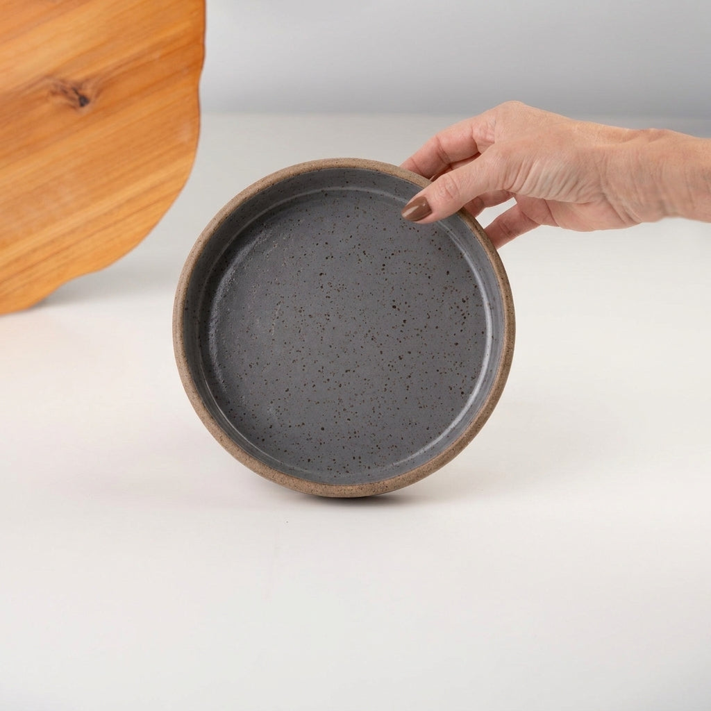 Bowl borda reta em cerâmica artesanal — tamanho 19cm x 4cm, argila Flocos, esmalte Grafite