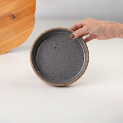Bowl borda reta em cerâmica artesanal — tamanho 19cm x 4cm, argila Flocos, esmalte Grafite