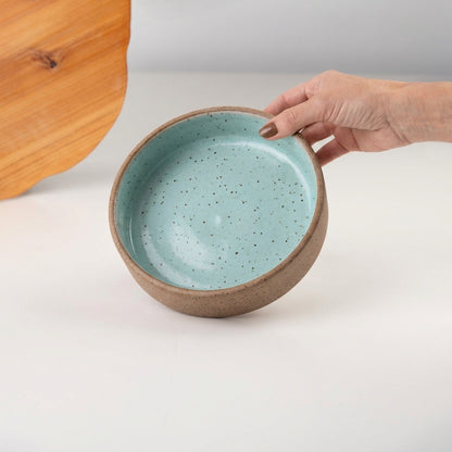 Bowl borda reta em cerâmica artesanal — tamanho 19cm x 4cm, argila Flocos, esmalte Jujuba