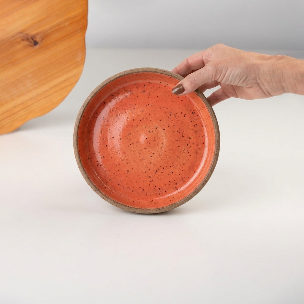 Bowl borda reta em cerâmica artesanal — tamanho 19cm x 4cm, argila Flocos, esmalte Laranja Intenso