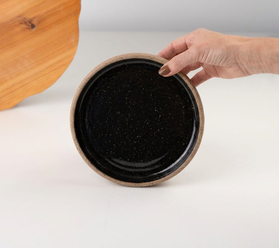 Bowl borda reta em cerâmica artesanal — tamanho 19cm x 4cm, argila Flocos, esmalte Preto Ébano