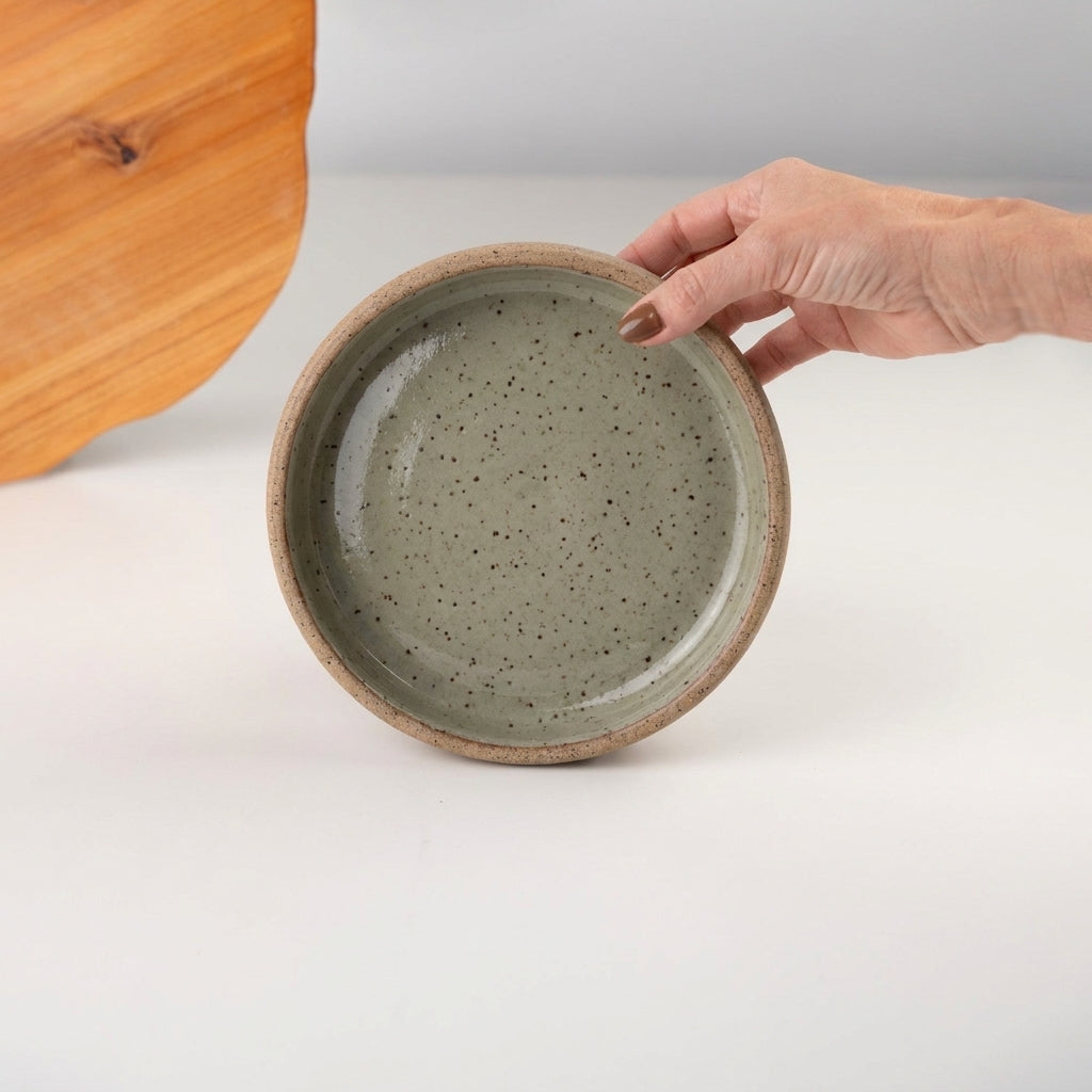 Bowl borda reta em cerâmica artesanal — tamanho 19cm x 4cm, argila Flocos, esmalte Verde Pompeia