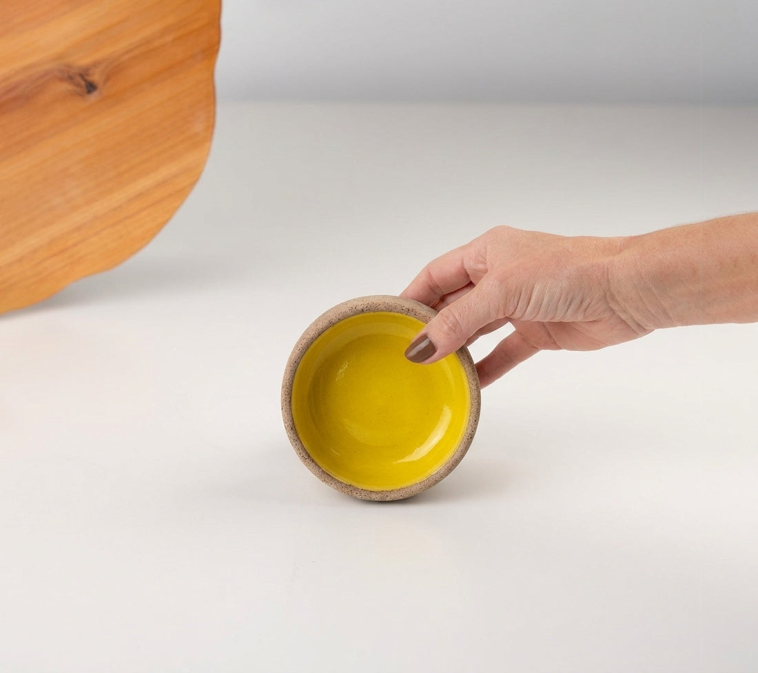 Bowl borda reta em cerâmica artesanal — tamanho 9cm x 4cm, argila Cappuccino, esmalte Amarelo Intenso