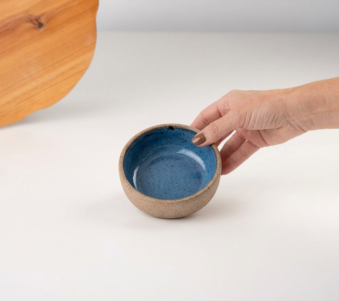 Bowl borda reta em cerâmica artesanal — tamanho 9cm x 4cm, argila Cappuccino, esmalte Azul Safira