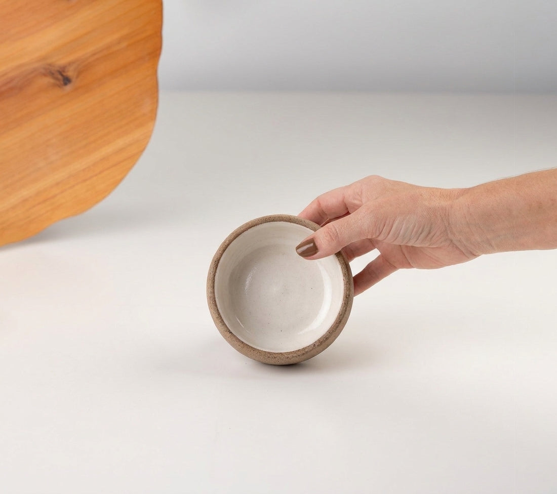 Bowl borda reta em cerâmica artesanal — tamanho 9cm x 4cm, argila Cappuccino, esmalte Branco AMME