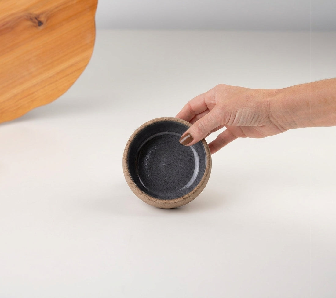 Bowl borda reta em cerâmica artesanal — tamanho 9cm x 4cm, argila Cappuccino, esmalte Grafite