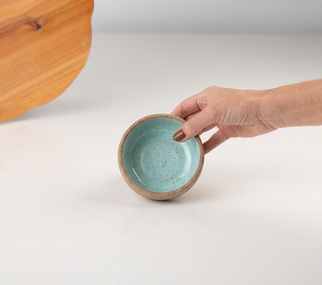 Bowl borda reta em cerâmica artesanal — tamanho 9cm x 4cm, argila Cappuccino, esmalte Jujuba