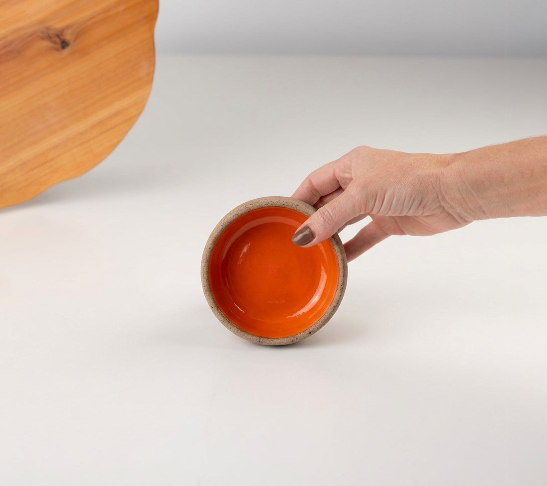 Bowl borda reta em cerâmica artesanal — tamanho 9cm x 4cm, argila Cappuccino, esmalte Laranja Intenso