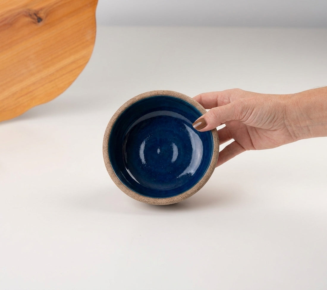 Bowl borda reta em cerâmica artesanal — tamanho 9cm x 4cm, argila Cappuccino, esmalte Lazuli