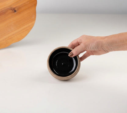Bowl borda reta em cerâmica artesanal — tamanho 9cm x 4cm, argila Cappuccino, esmalte Preto Ébano