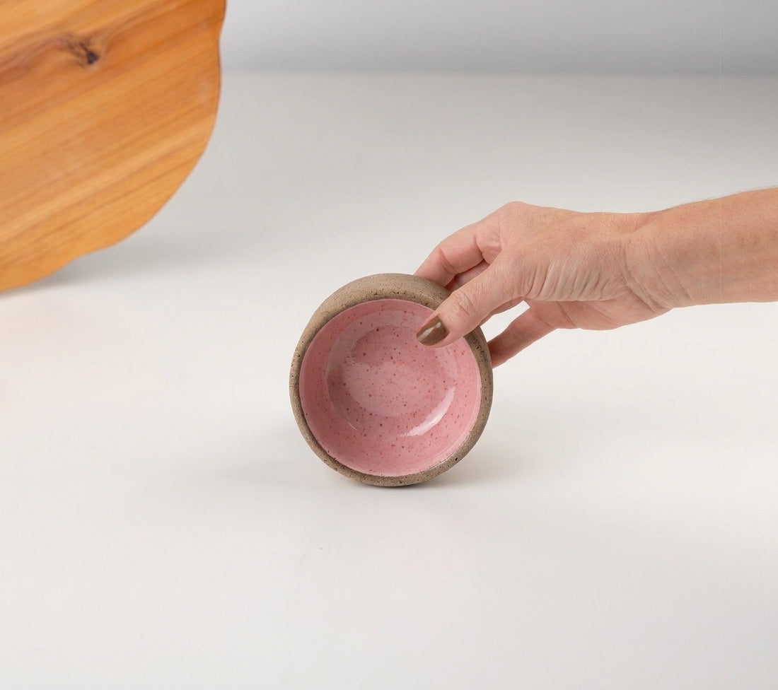 Bowl borda reta em cerâmica artesanal — tamanho 9cm x 4cm, argila Cappuccino, esmalte Rosa Barbie