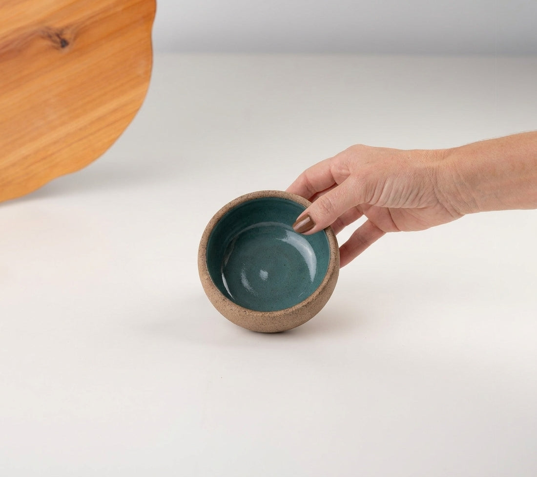 Bowl borda reta em cerâmica artesanal — tamanho 9cm x 4cm, argila Cappuccino, esmalte Verde Exército