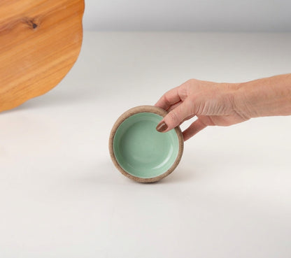 Bowl borda reta em cerâmica artesanal — tamanho 9cm x 4cm, argila Cappuccino, esmalte Verde Menta