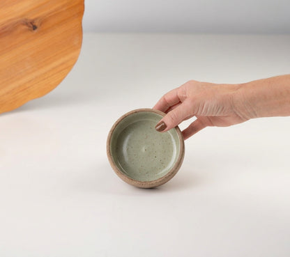 Bowl borda reta em cerâmica artesanal — tamanho 9cm x 4cm, argila Cappuccino, esmalte Verde Pompeia