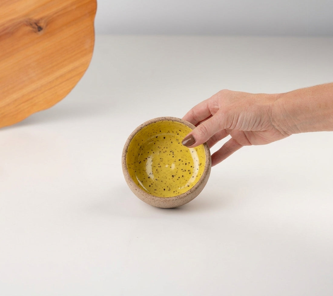 Bowl borda reta em cerâmica artesanal — tamanho 9cm x 4cm, argila Flocos, esmalte Amarelo Intenso