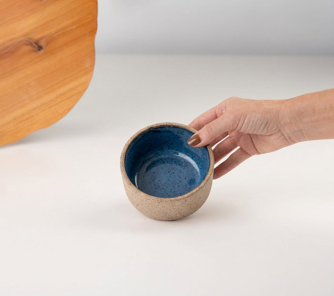 Bowl borda reta em cerâmica artesanal — tamanho 9cm x 4cm, argila Flocos, esmalte Azul Safira