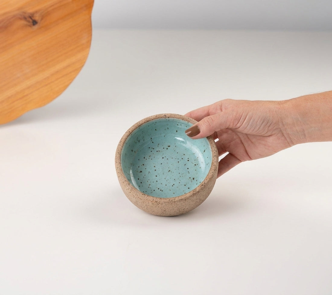 Bowl borda reta em cerâmica artesanal — tamanho 9cm x 4cm, argila Flocos, esmalte Jujuba