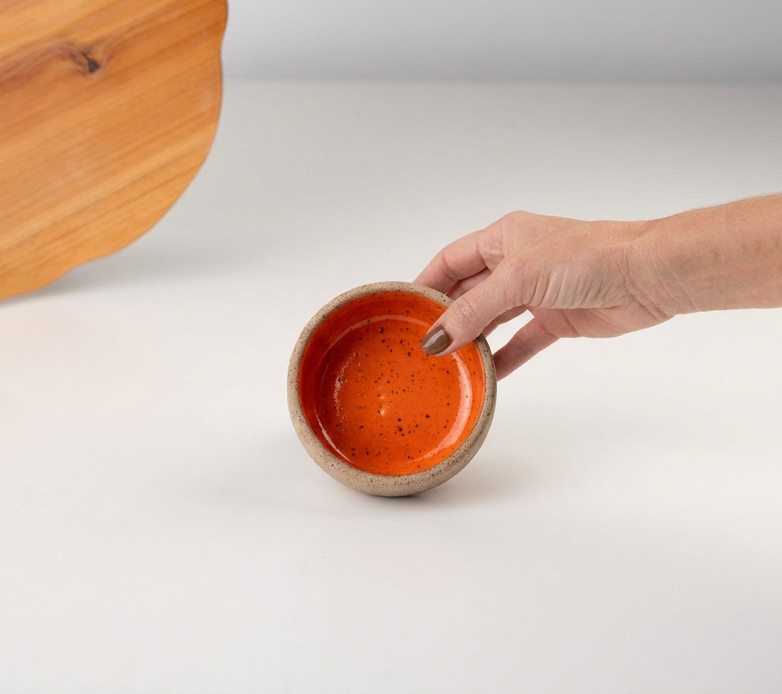 Bowl borda reta em cerâmica artesanal — tamanho 9cm x 4cm, argila Flocos, esmalte Laranja Intenso