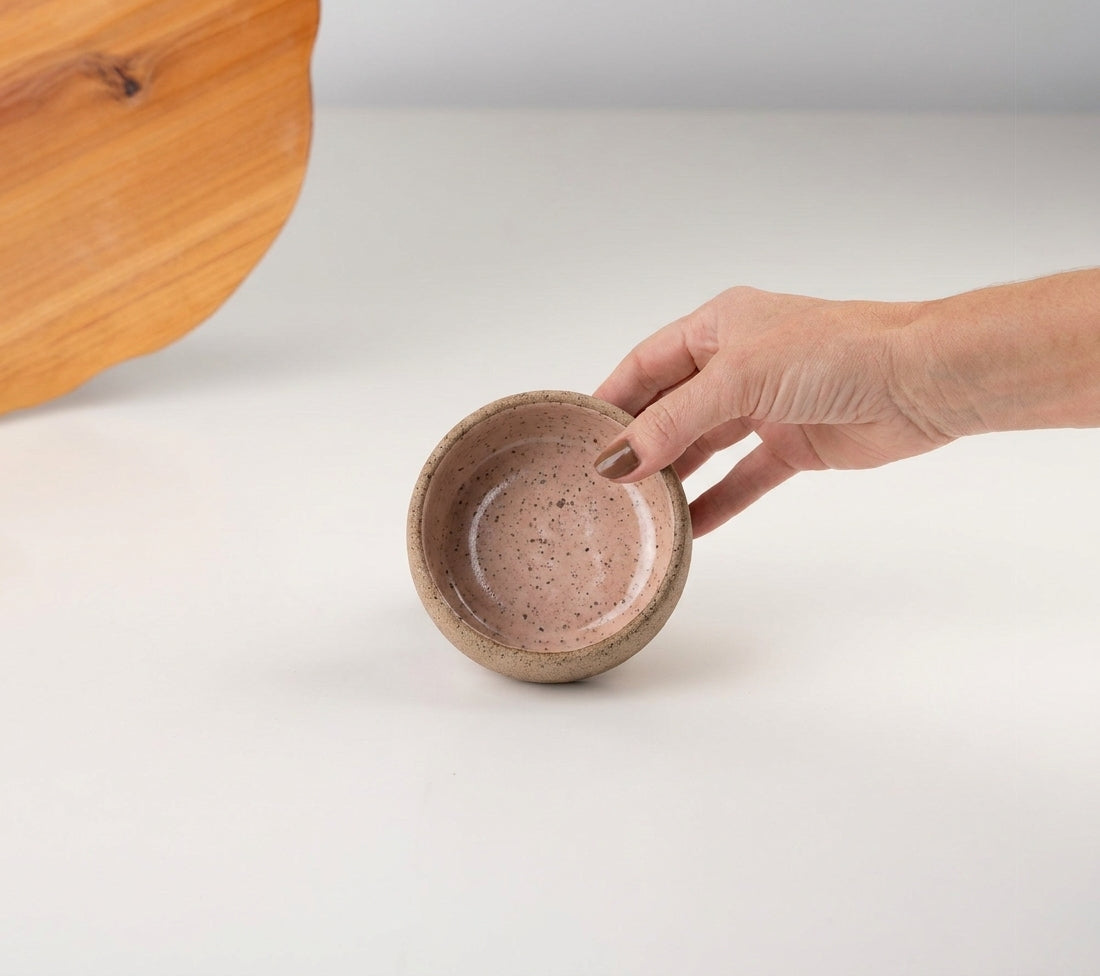 Bowl borda reta em cerâmica artesanal — tamanho 9cm x 4cm, argila Flocos, esmalte Nude