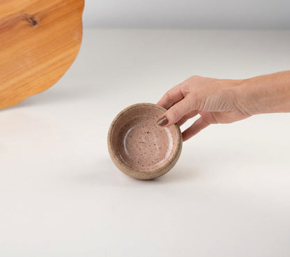 Bowl borda reta em cerâmica artesanal — tamanho 9cm x 4cm, argila Flocos, esmalte Nude