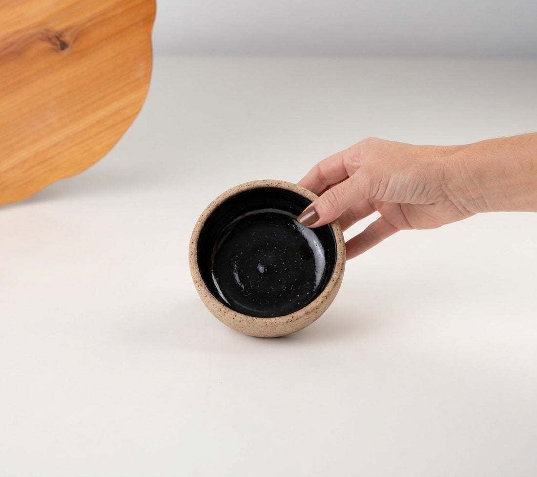 Bowl borda reta em cerâmica artesanal — tamanho 9cm x 4cm, argila Flocos, esmalte Preto Ébano