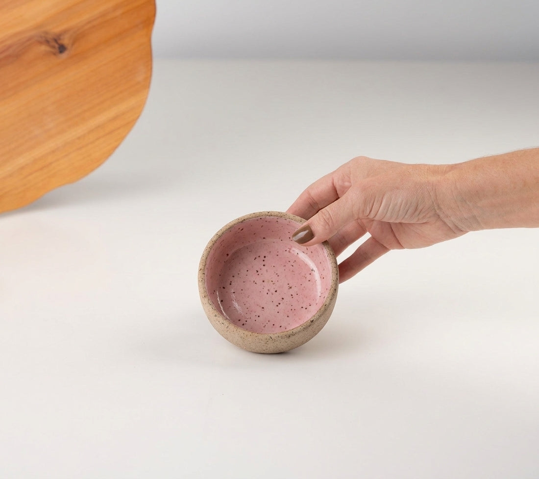 Bowl borda reta em cerâmica artesanal — tamanho 9cm x 4cm, argila Flocos, esmalte Rosa Barbie
