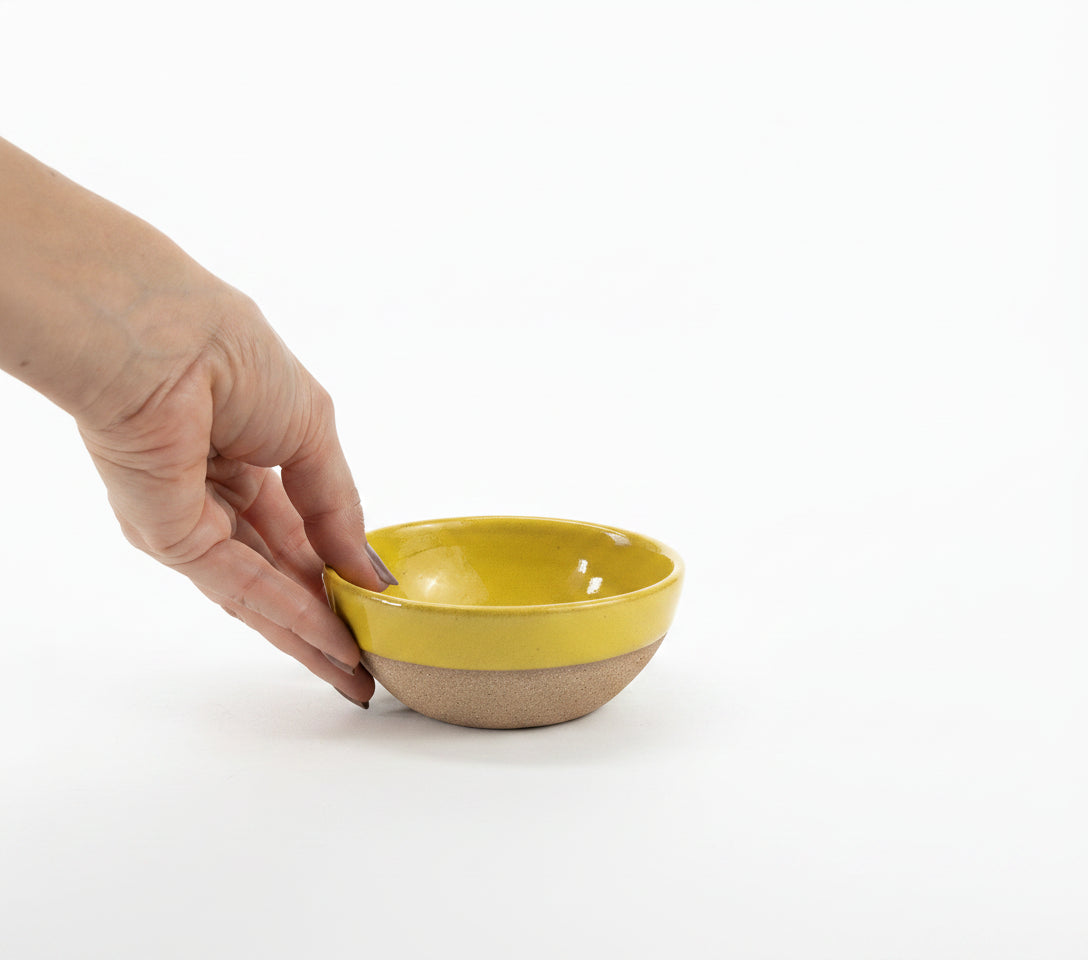 Bowl Encontro redondo em cerâmica artesanal — tamanho 10cm x 5cm, argila Cappuccino, esmalte Amarelo Intenso