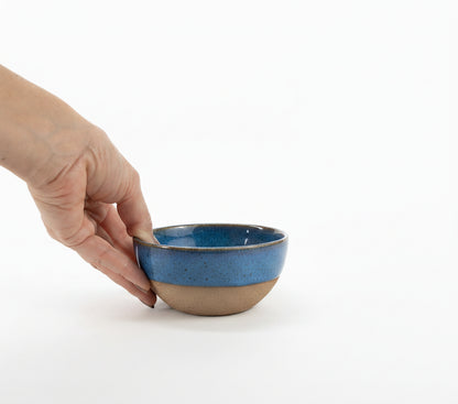 Bowl Encontro redondo em cerâmica artesanal — tamanho 10cm x 5cm, argila Cappuccino, esmalte Azul Safira