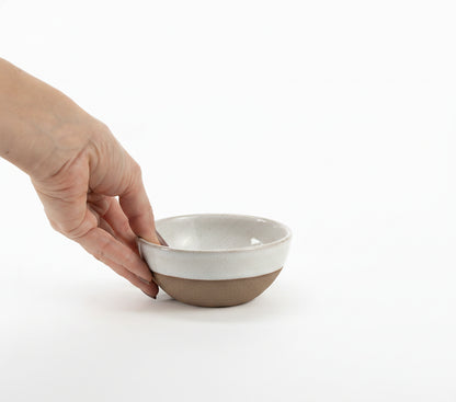 Bowl Encontro redondo em cerâmica artesanal — tamanho 10cm x 5cm, argila Cappuccino, esmalte Branco AMME