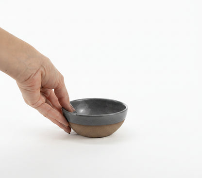 Bowl Encontro redondo em cerâmica artesanal — tamanho 10cm x 5cm, argila Cappuccino, esmalte Grafite