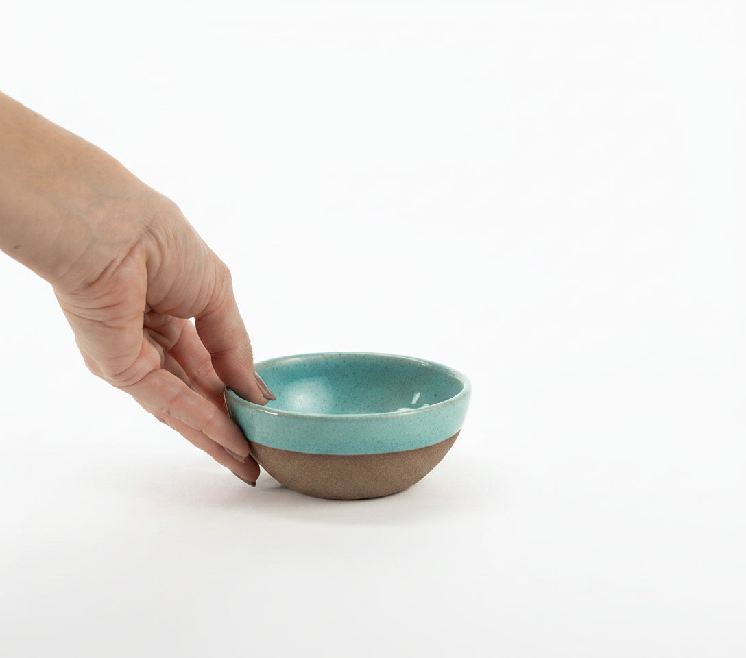 Bowl Encontro redondo em cerâmica artesanal — tamanho 10cm x 5cm, argila Cappuccino, esmalte Jujuba
