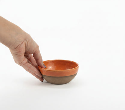 Bowl Encontro redondo em cerâmica artesanal — tamanho 10cm x 5cm, argila Cappuccino, esmalte Laranja Intenso
