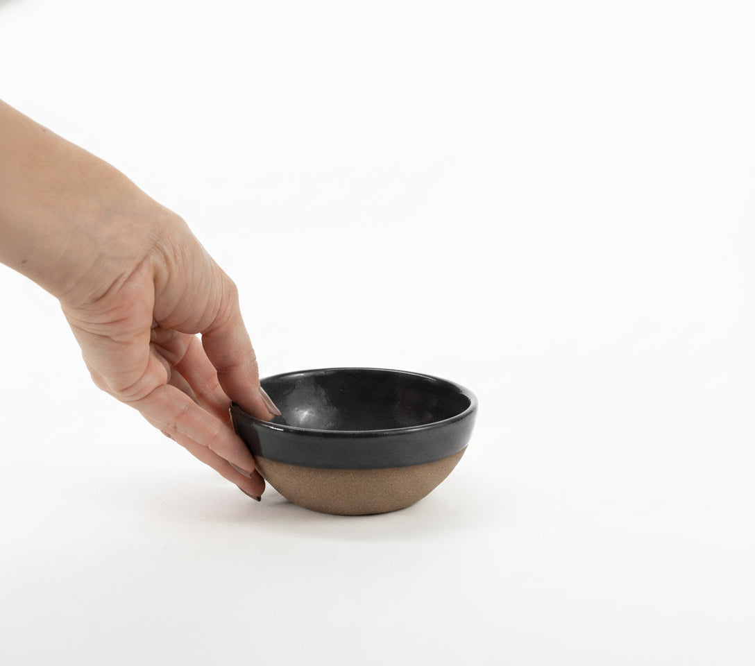 Bowl Encontro redondo em cerâmica artesanal — tamanho 10cm x 5cm, argila Cappuccino, esmalte Preto Acetinado