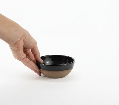 Bowl Encontro redondo em cerâmica artesanal — tamanho 10cm x 5cm, argila Cappuccino, esmalte Preto Ébano