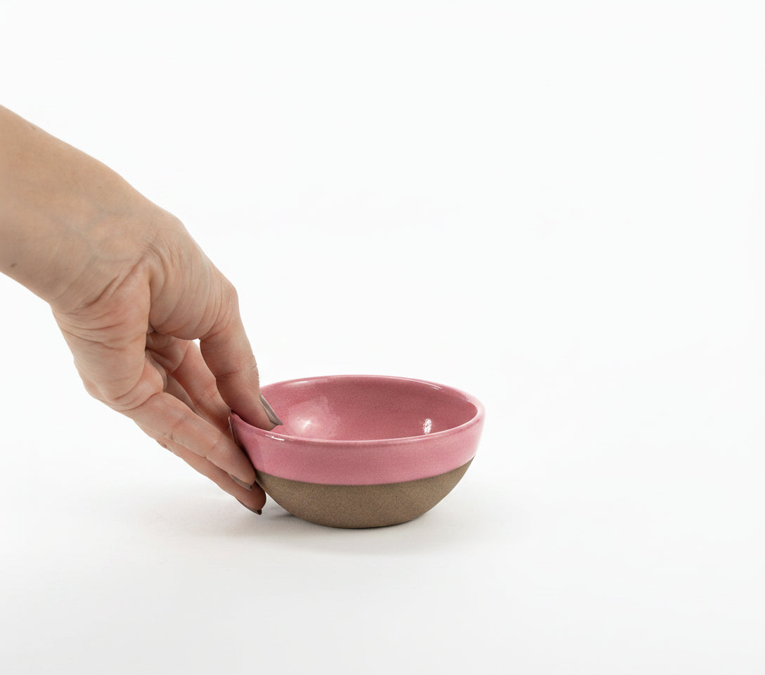 Bowl Encontro redondo em cerâmica artesanal — tamanho 10cm x 5cm, argila Cappuccino, esmalte Rosa Barbie