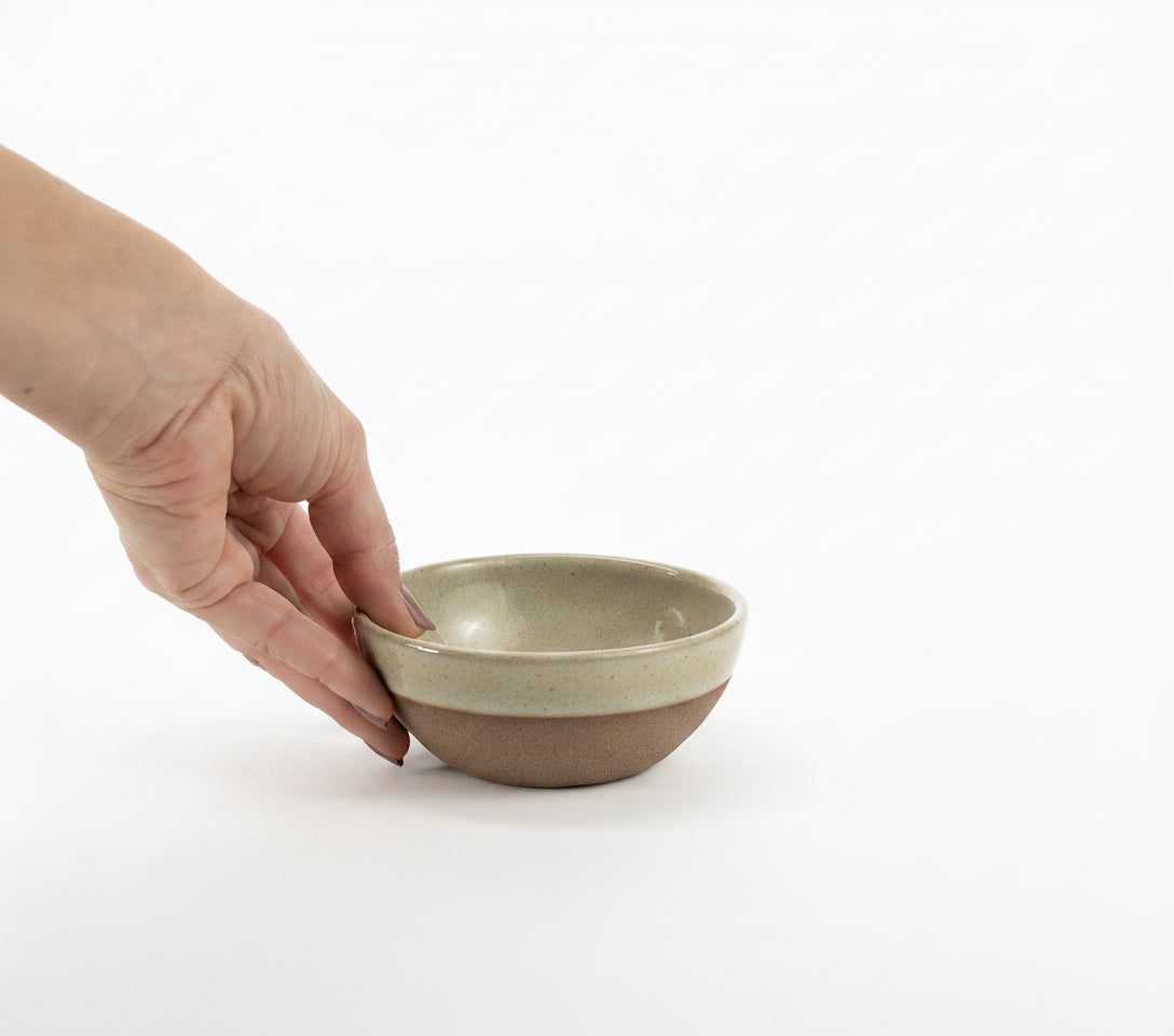 Bowl Encontro redondo em cerâmica artesanal — tamanho 10cm x 5cm, argila Cappuccino, esmalte Verde Pompeia
