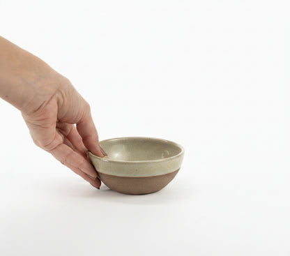 Bowl Encontro redondo em cerâmica artesanal — tamanho 10cm x 5cm, argila Cappuccino, esmalte Verde Pompeia