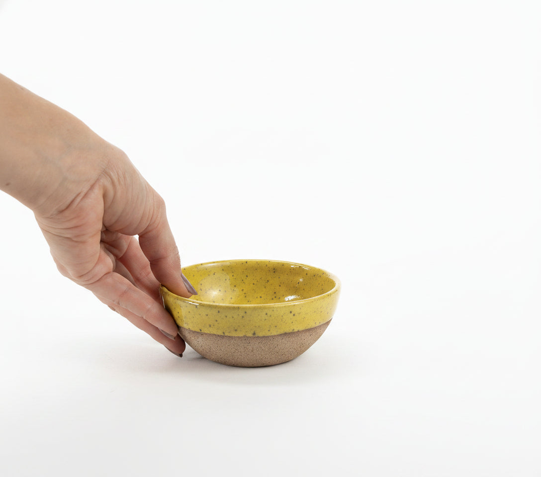 Bowl Encontro redondo em cerâmica artesanal — tamanho 10cm x 5cm, argila Flocos, esmalte Amarelo Intenso