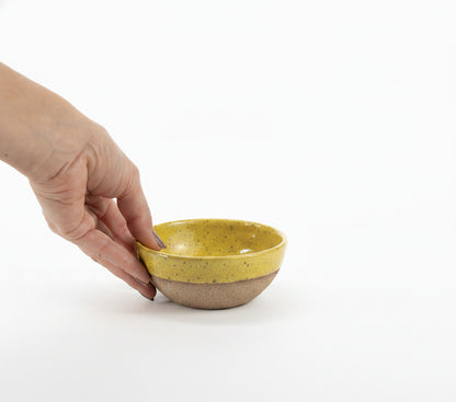 Bowl Encontro redondo em cerâmica artesanal — tamanho 10cm x 5cm, argila Flocos, esmalte Amarelo Intenso